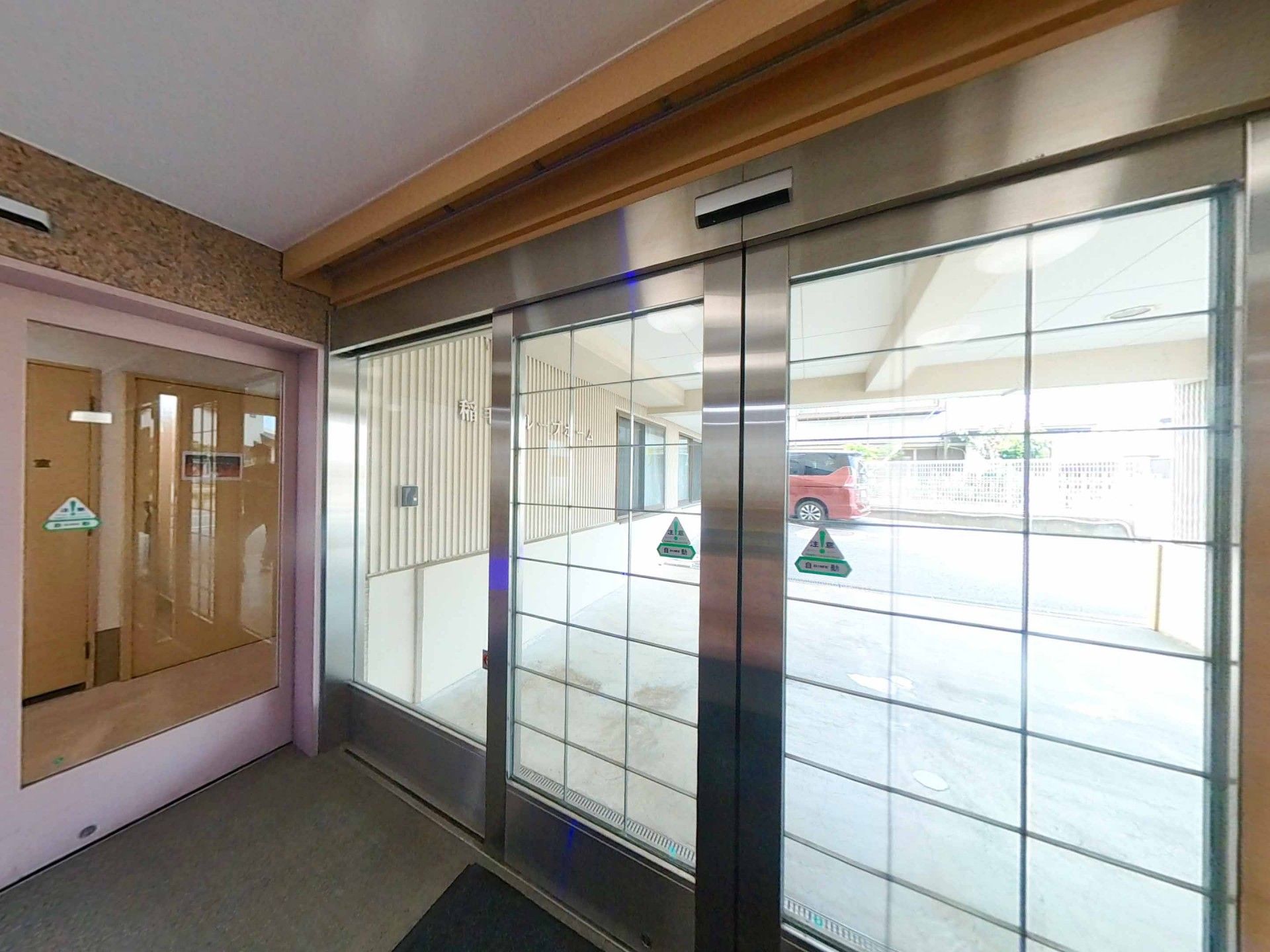 自動ドアの出入口