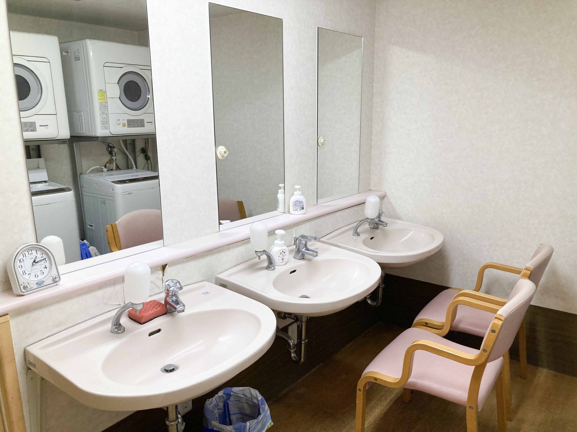 洗面台と椅子のある空間