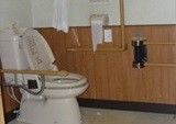 手すり付き清潔なトイレ