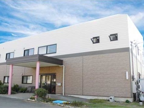 ツートンカラーのデザイン性の高い建物。青空が見えている写真