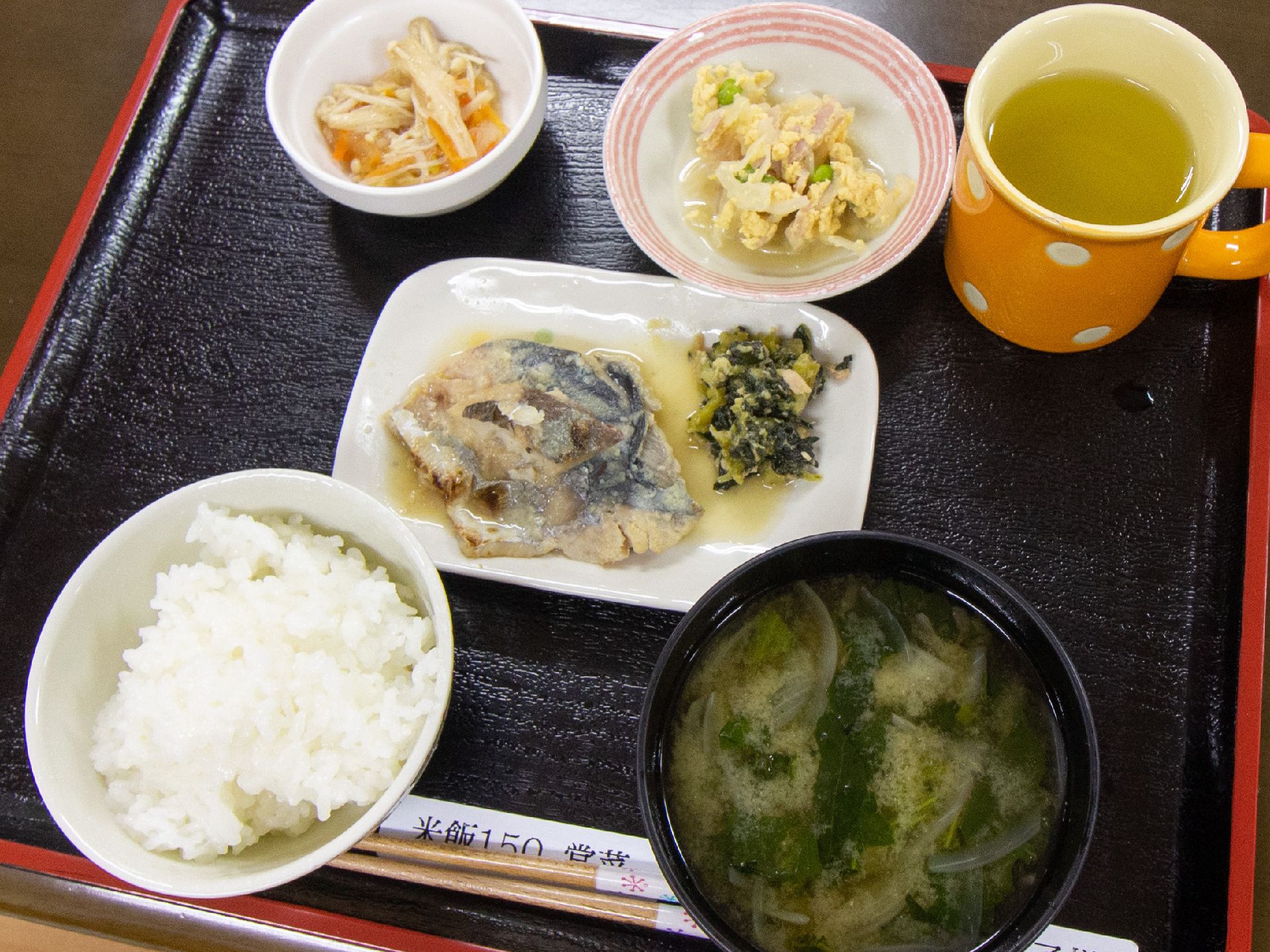 白米、わかめの味噌汁、魚の煮つけ、小鉢2品、お茶が配膳された盆
