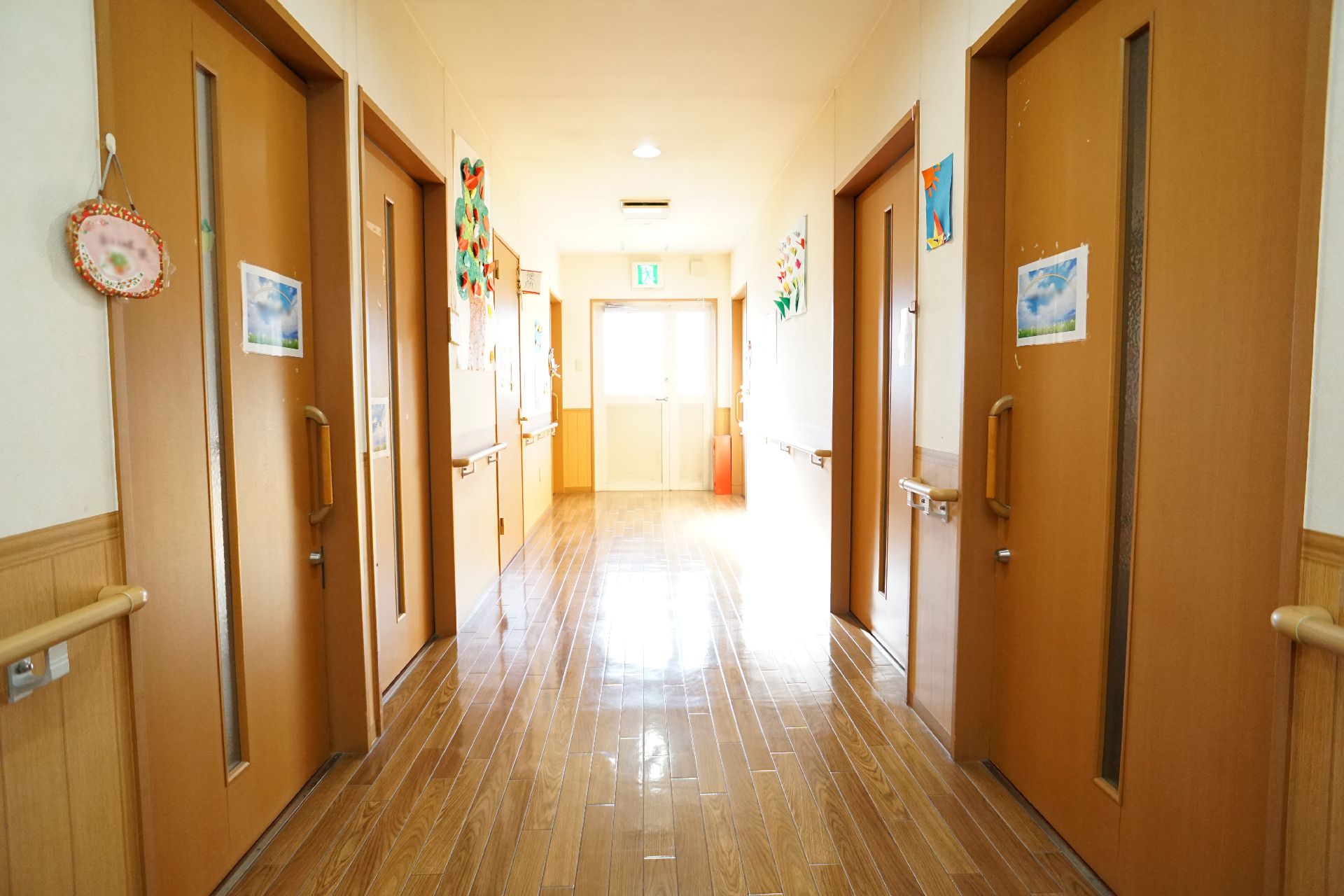 手すりが取り付けられ、床の段差が解消されている廊下