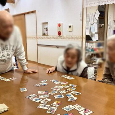 カードゲームを楽しむ様子