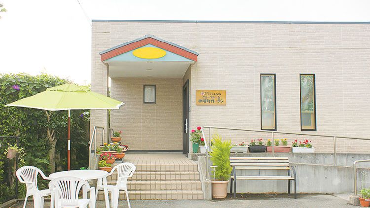 明るい入口の施設外観