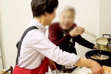 料理を楽しむ様子