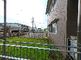 屋外の通路と建物の様子