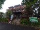緑に囲まれた建物の外観