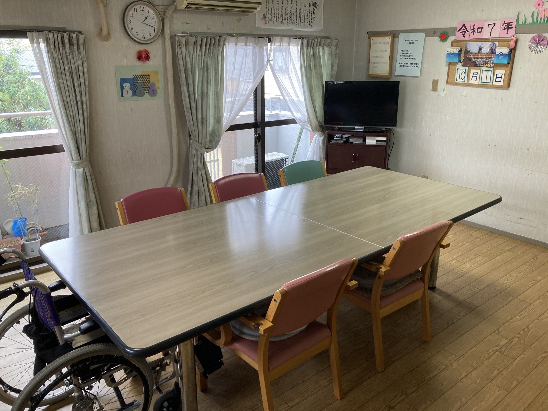 明るい部屋のテーブル