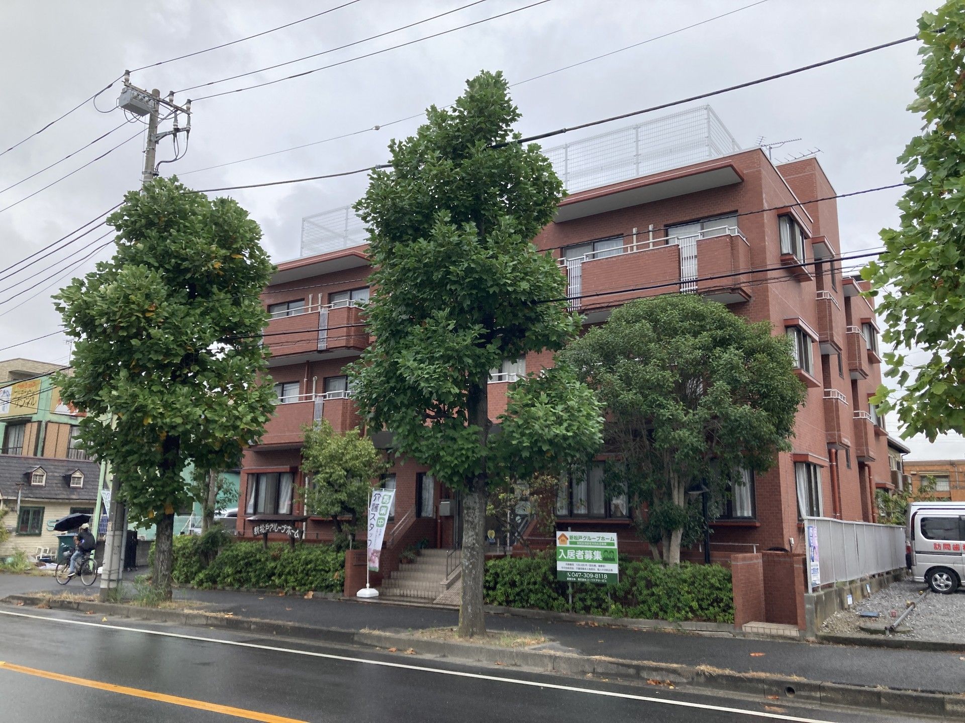緑に囲まれた建物外観