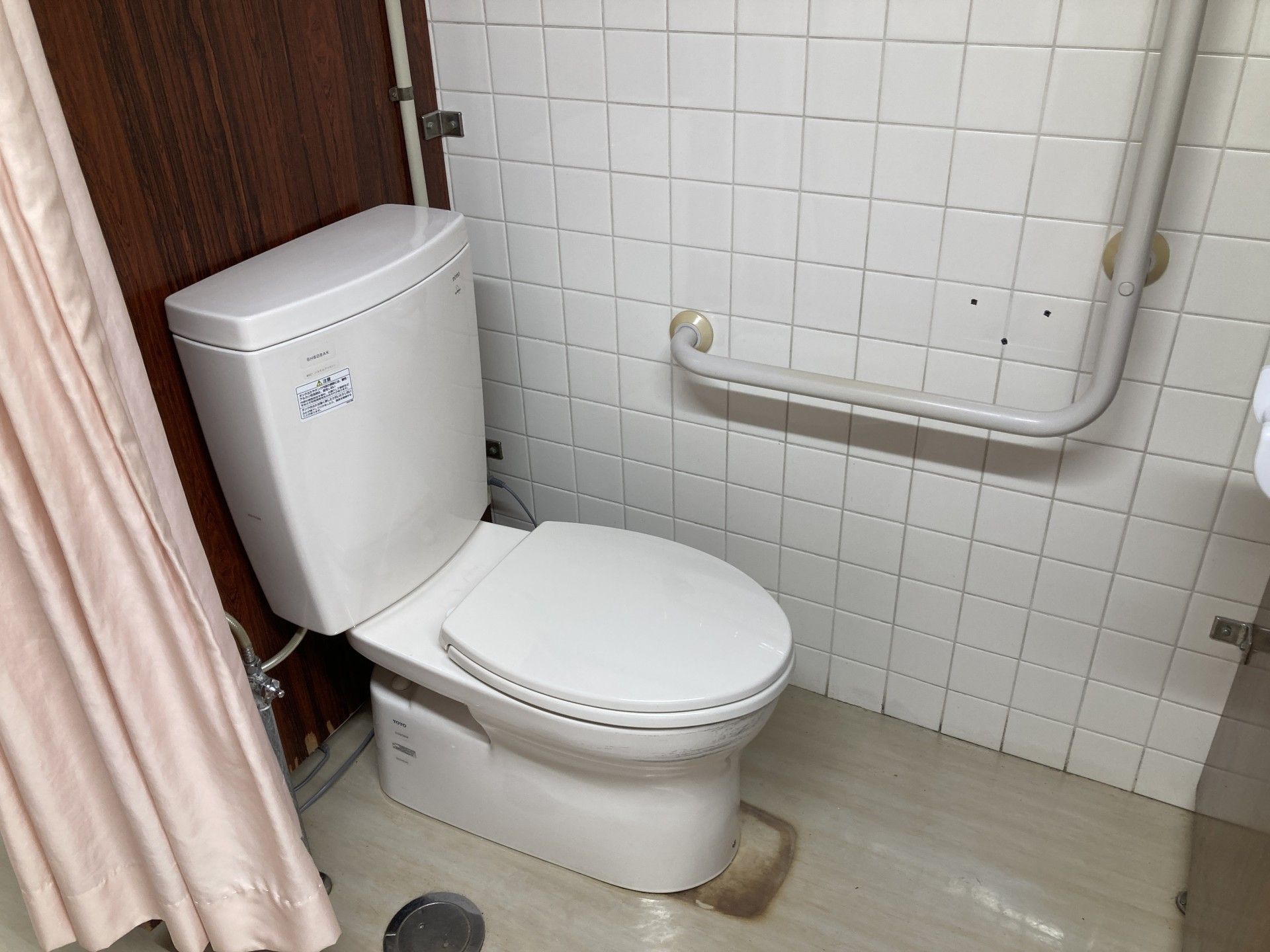 手すり付きのトイレ