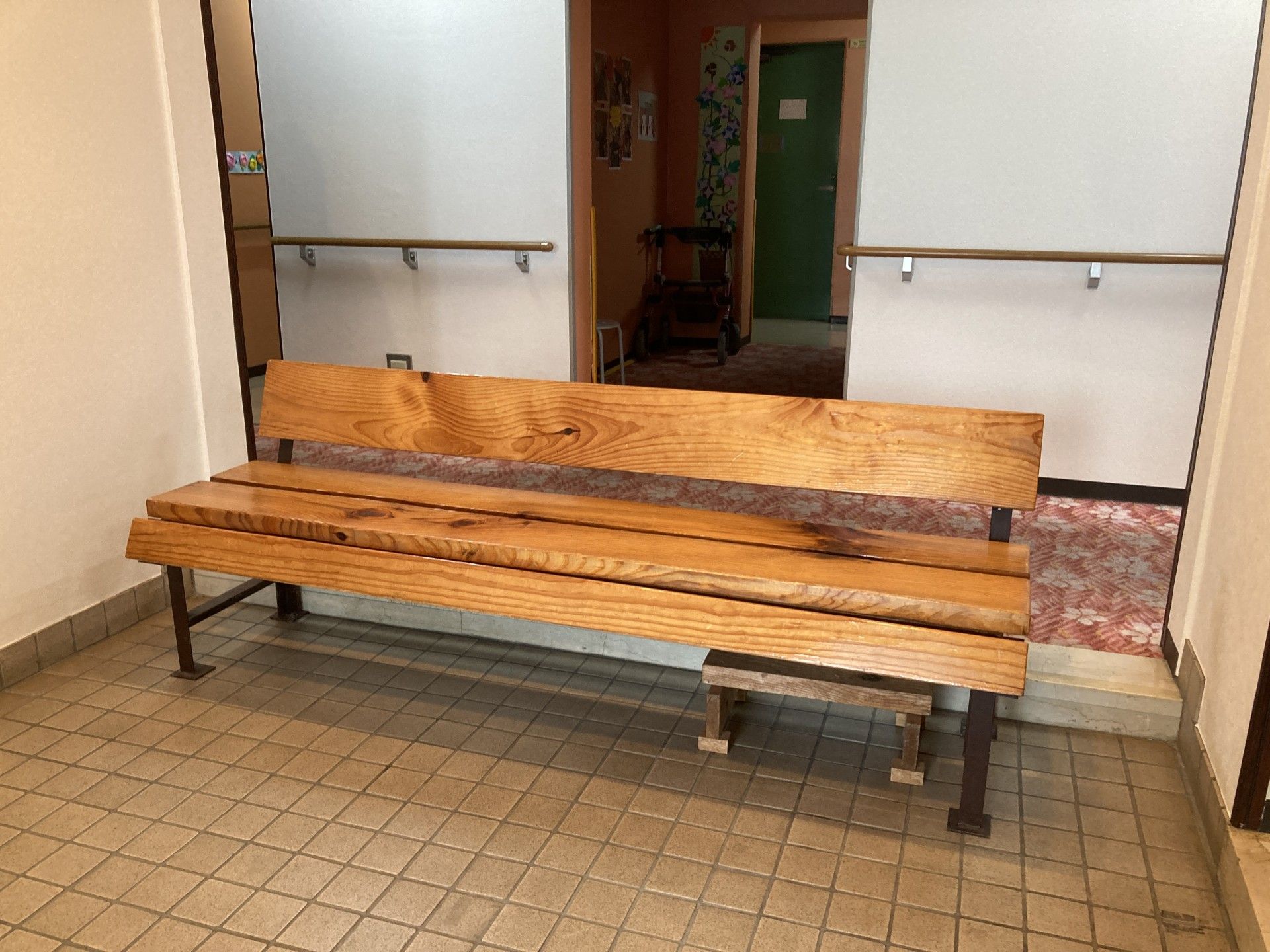 木製ベンチのある廊下