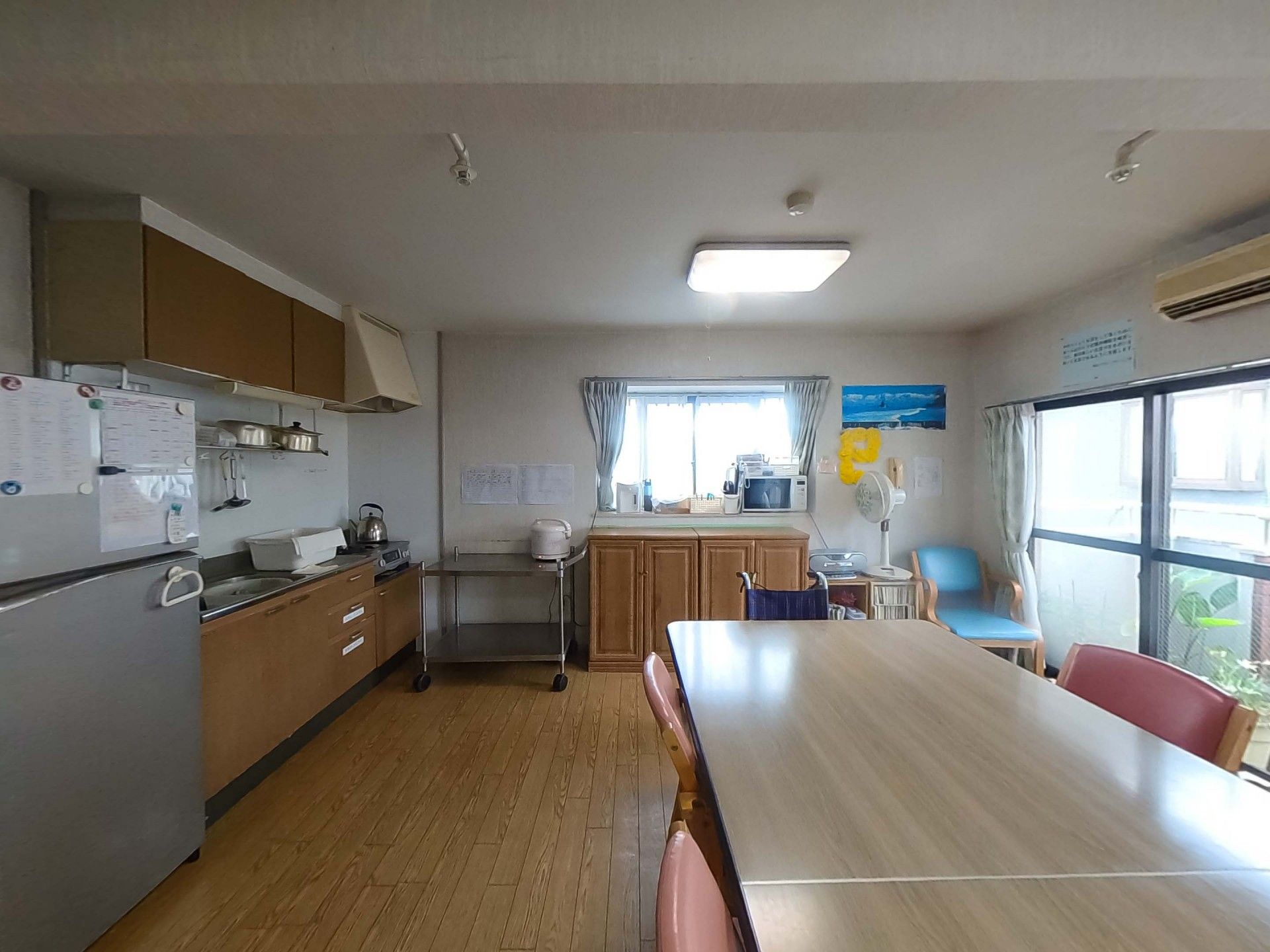 明るいキッチンと食卓