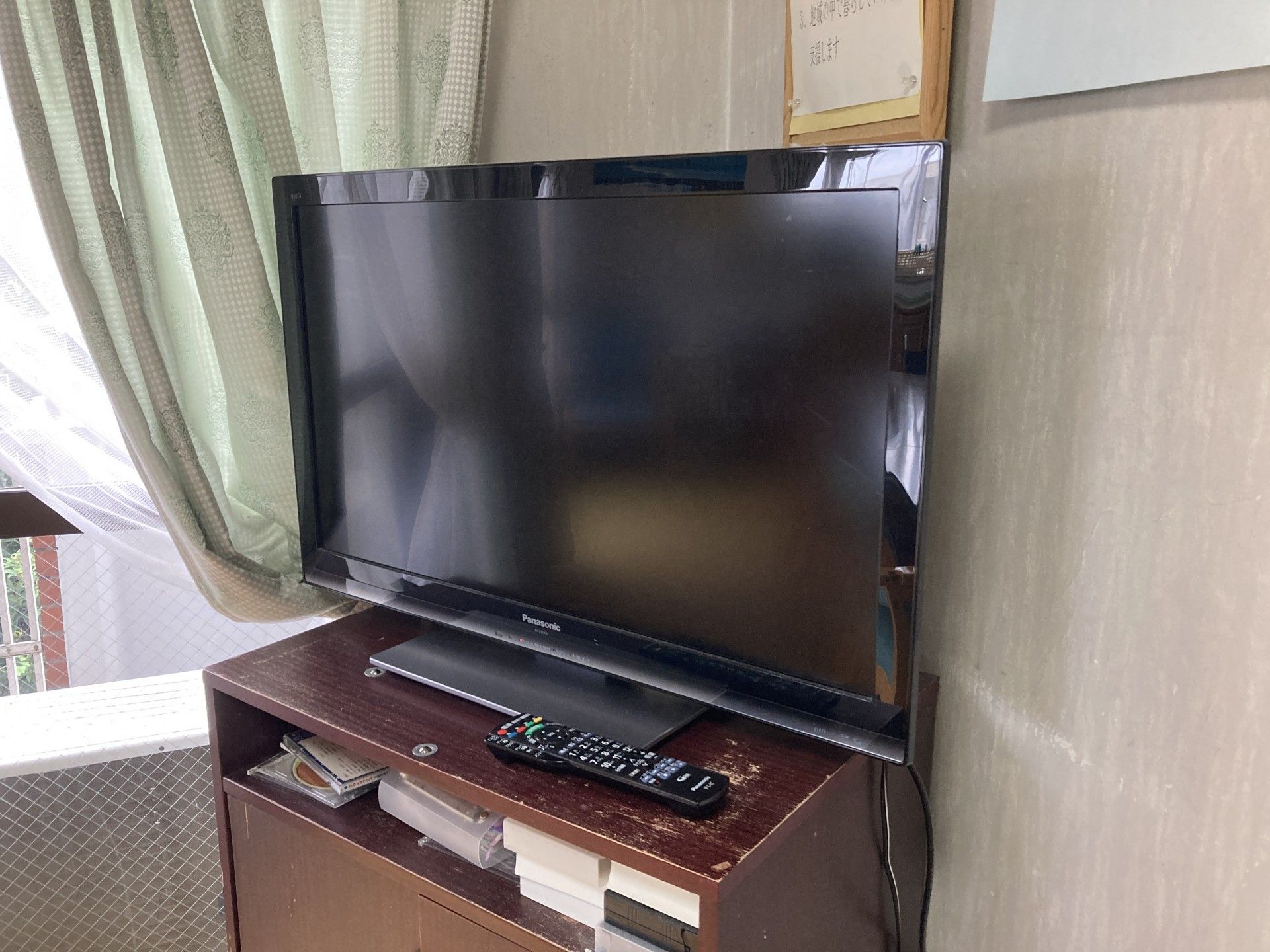 テレビとリモコンの棚