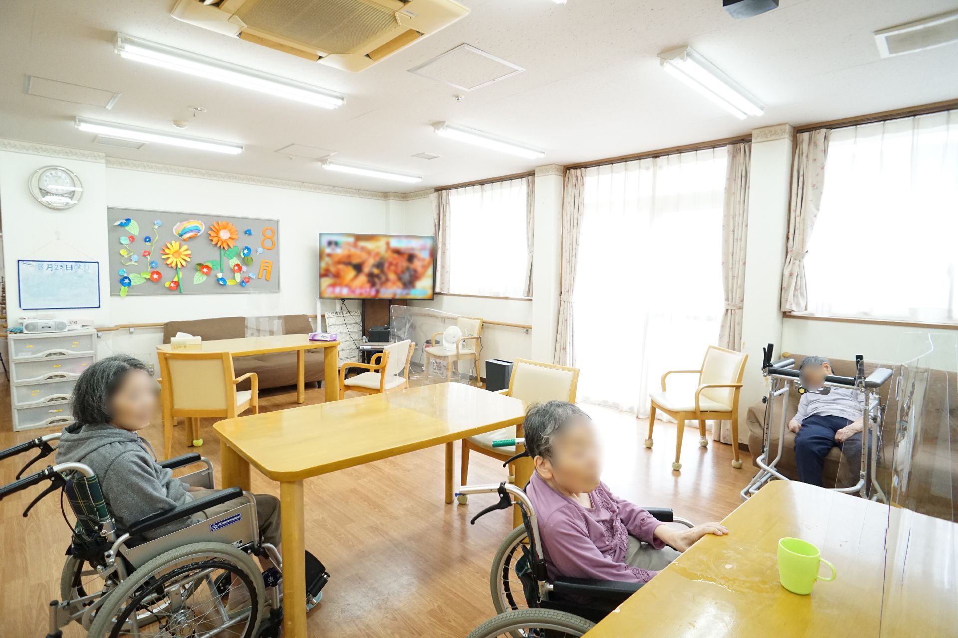 テーブルや椅子、窓が設置された共有スペース