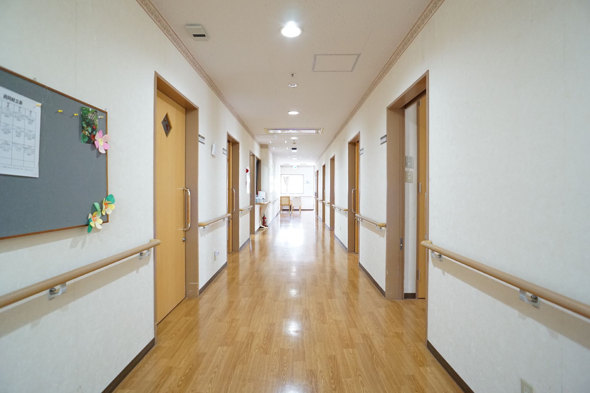 手すりが取り付けられ、段差ができる限り解消されている廊下