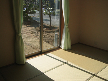 日差しの入る和室