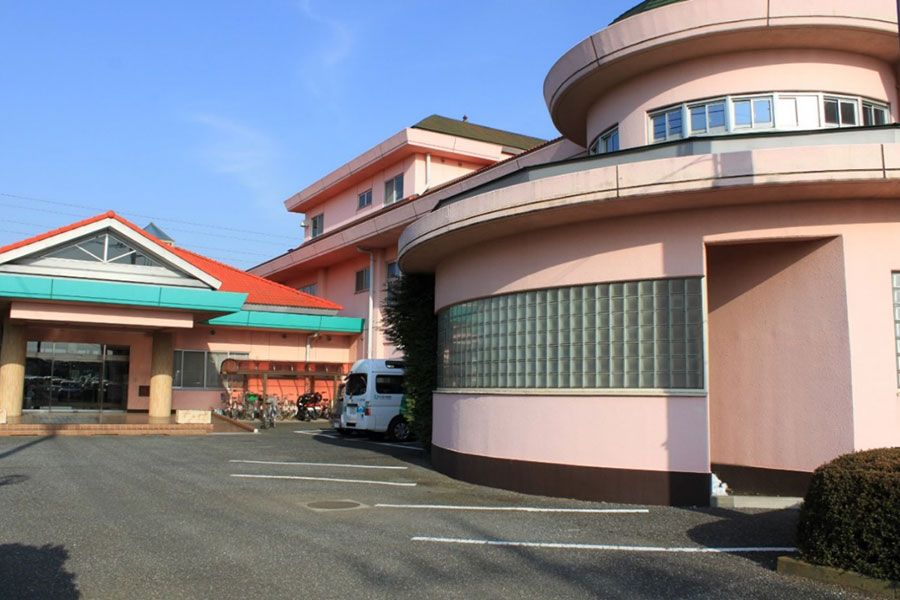 ゆったりとした施設の外観