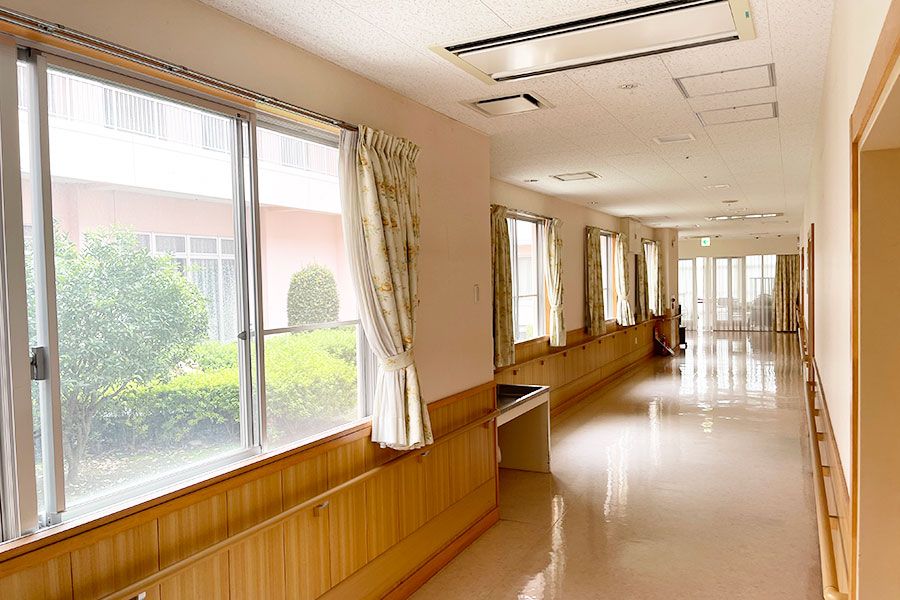 明るい廊下の風景