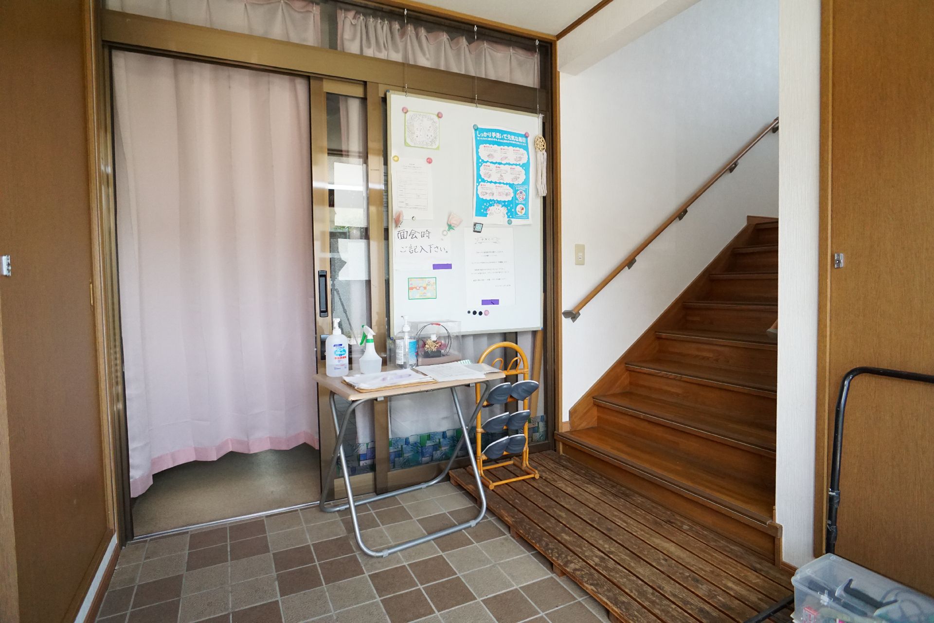 アルコールを設置した玄関
