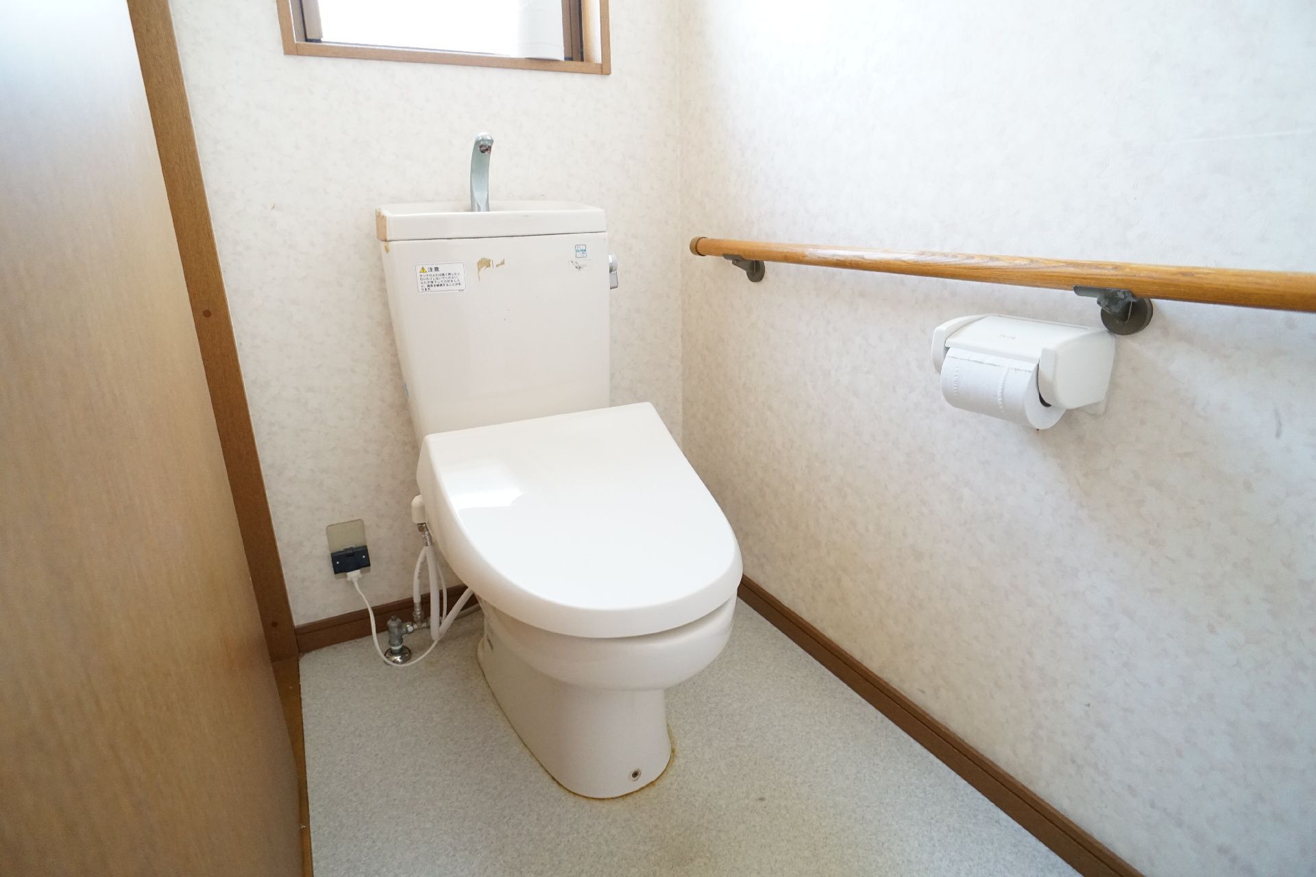手すりを設置したトイレ