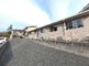 平坦な敷地のある建物