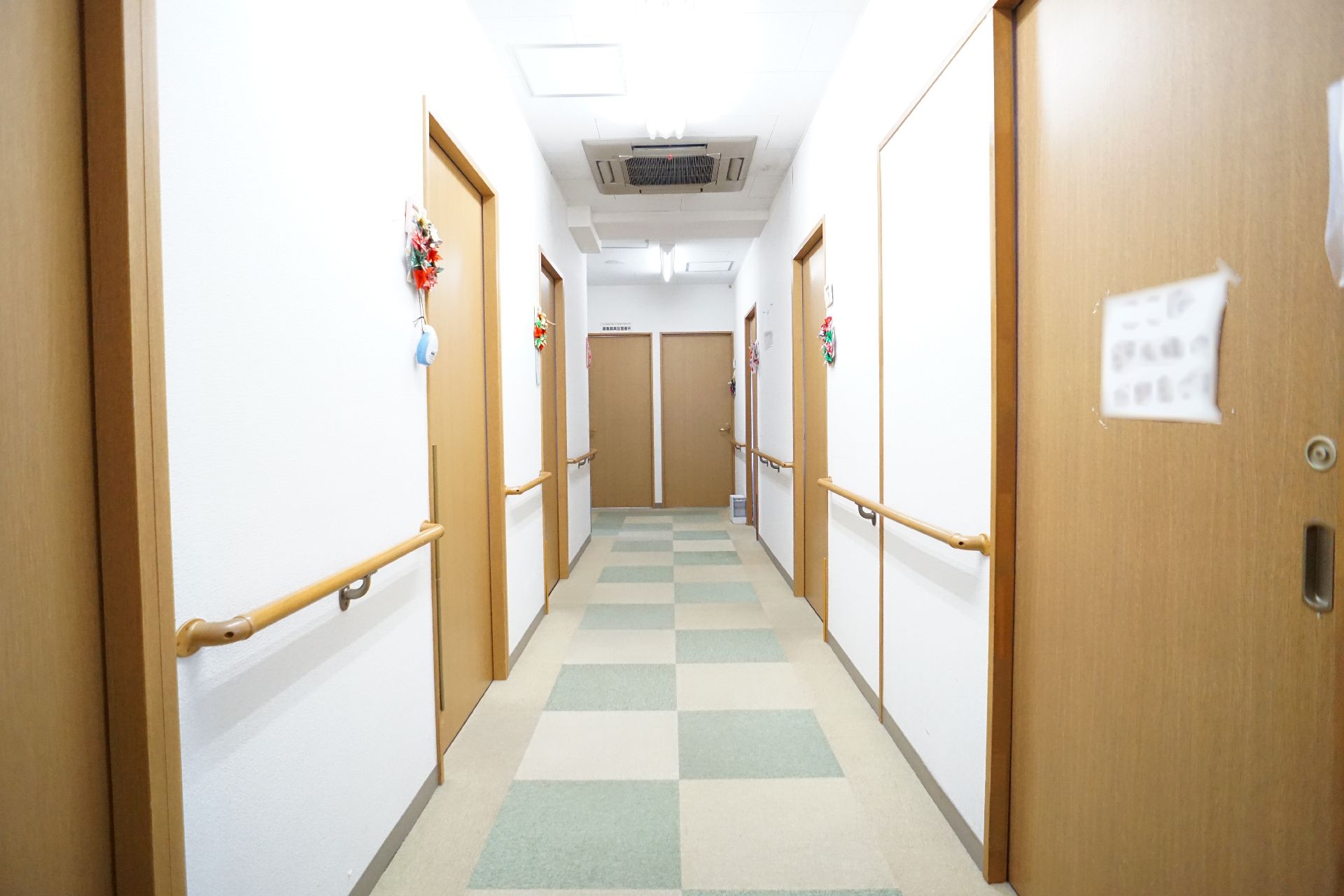 手すりを備えた廊下