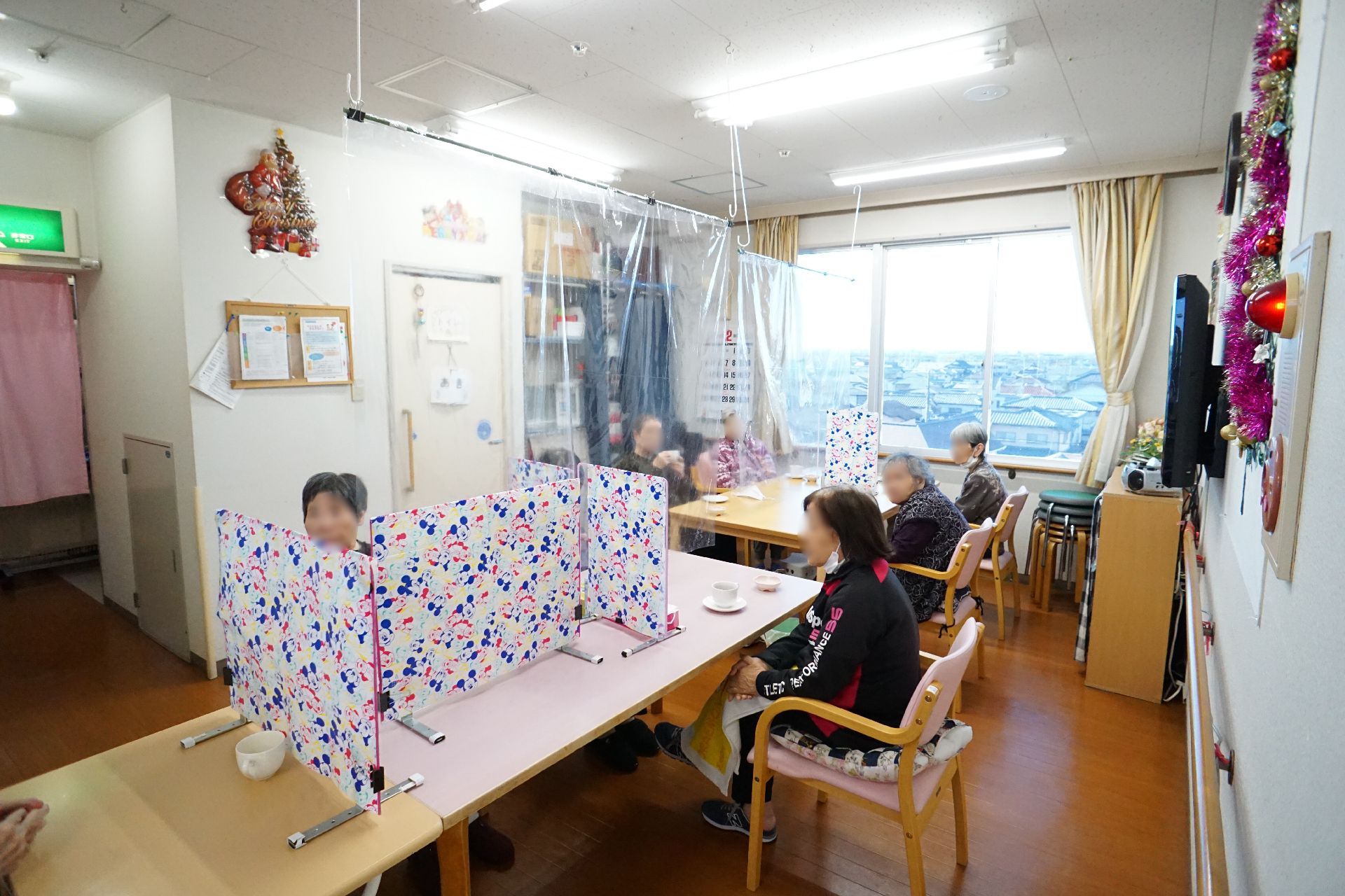 パーテーションを設置した食堂