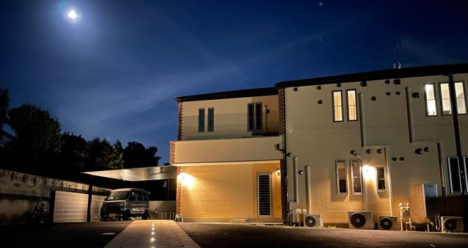 夜の静かな建物外観