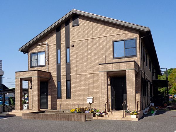 明るい外観の建物