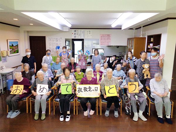 多世代の利用者が集う広間
