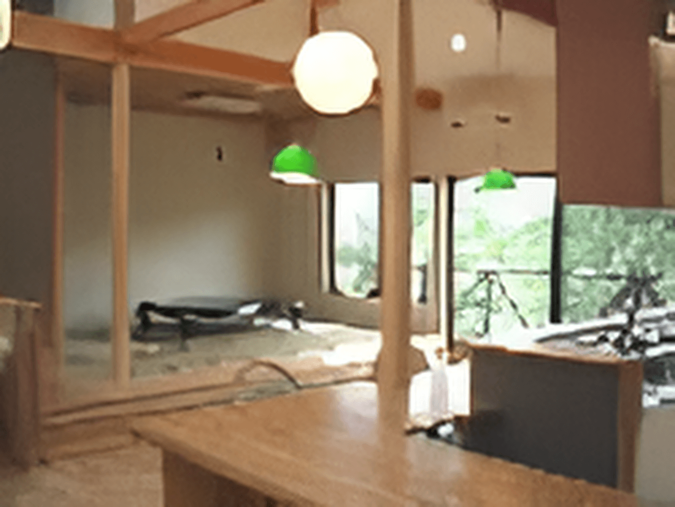 日本家屋風の部屋が写っているのが分かる。照明が和の風合いを醸し出している