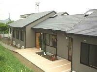 住まいらしき建物が横に並んでいる。一軒家風の建物の並びの様子