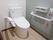 壁に手すりの付いた洋式トイレの個室