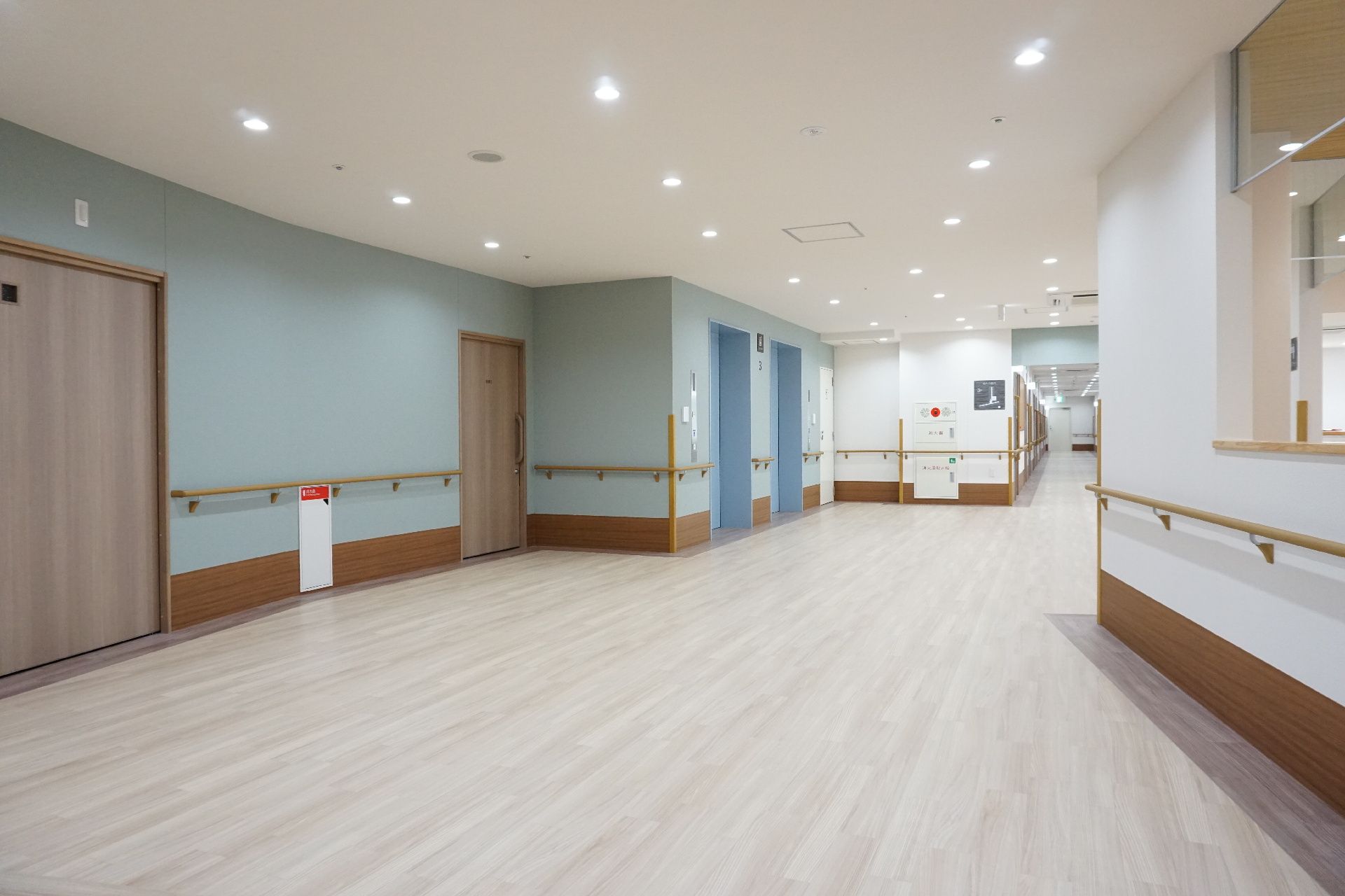 エレベーターとスタッフルームのある高齢者施設の館内