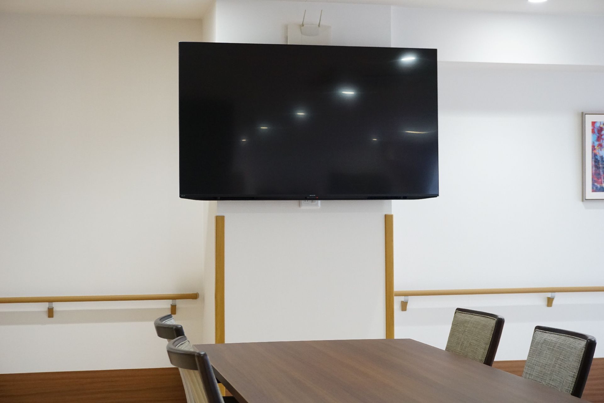 壁に設置された大きなモニターのテレビ