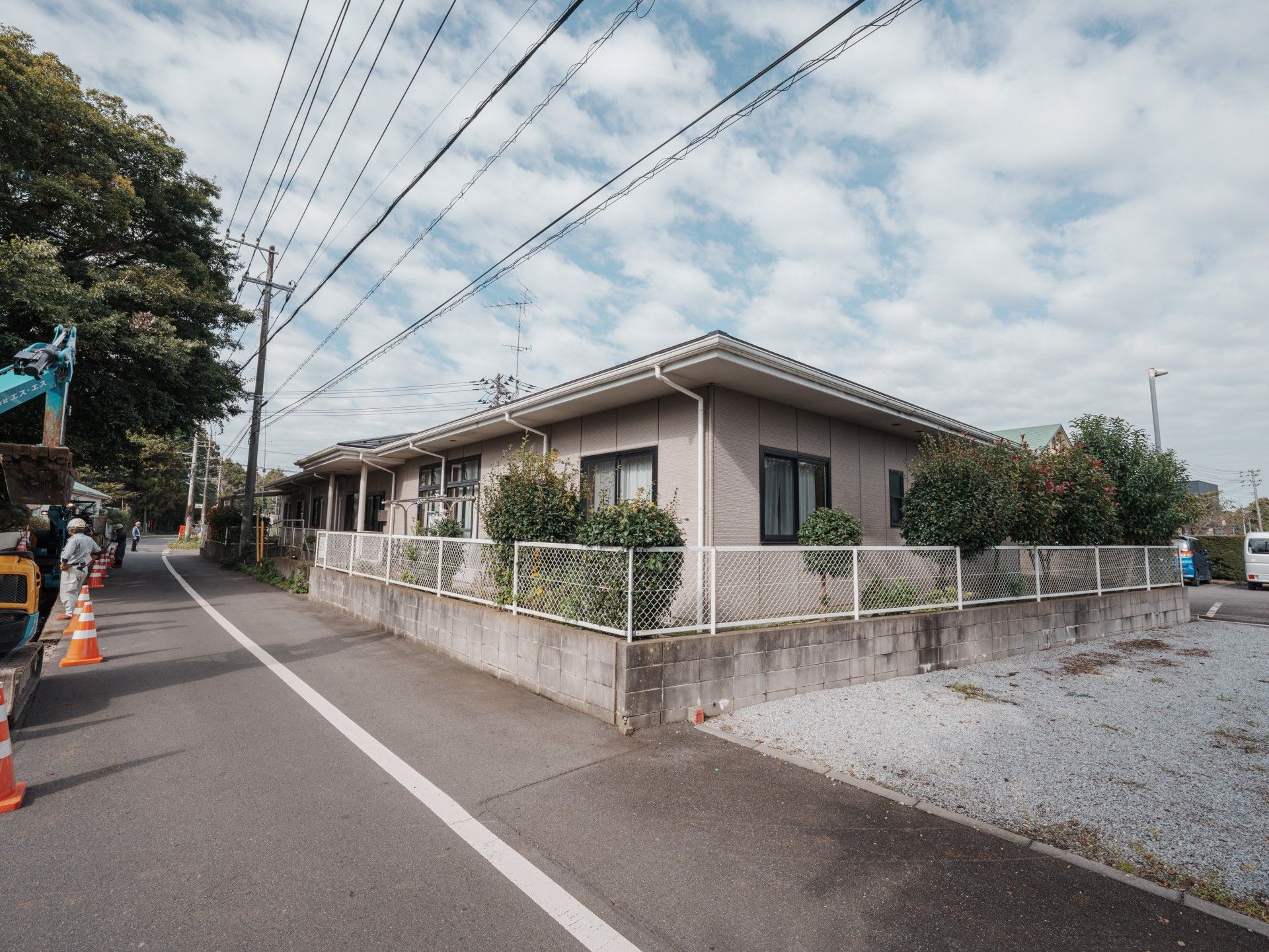ゆったりとした外観の建物