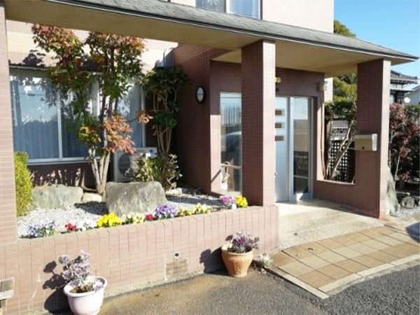 花壇のある玄関