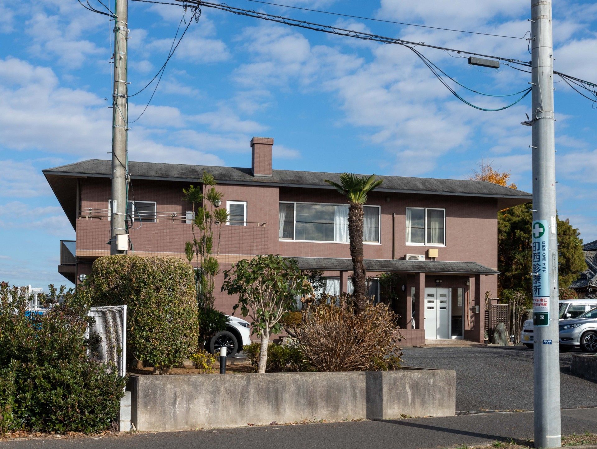 緑に囲まれた建物の外観