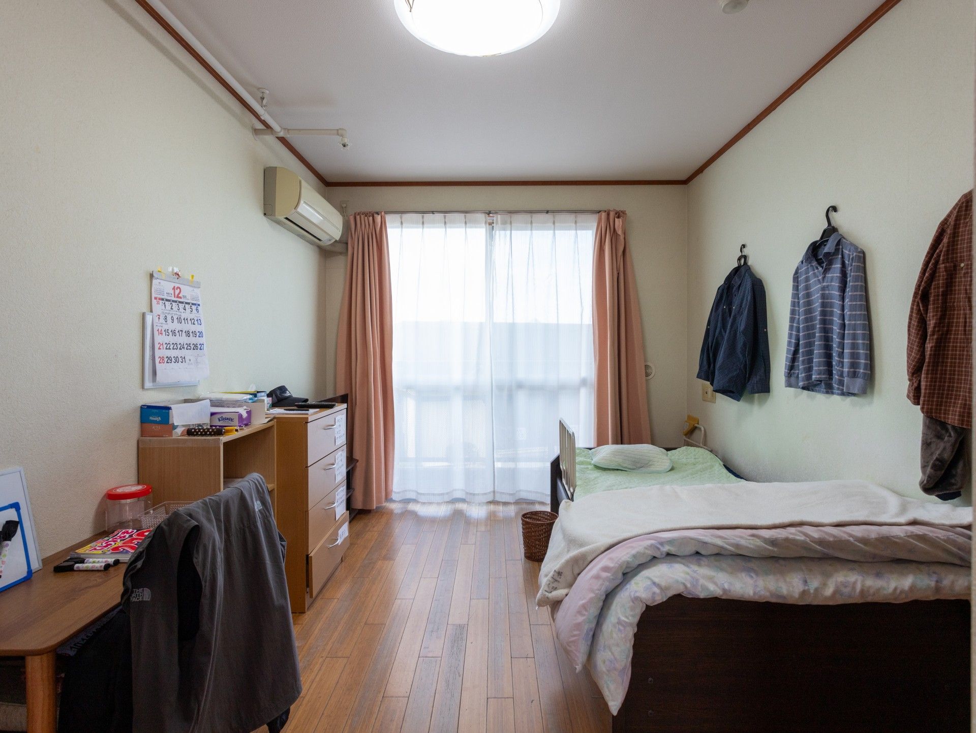 日差しが差し込む個室