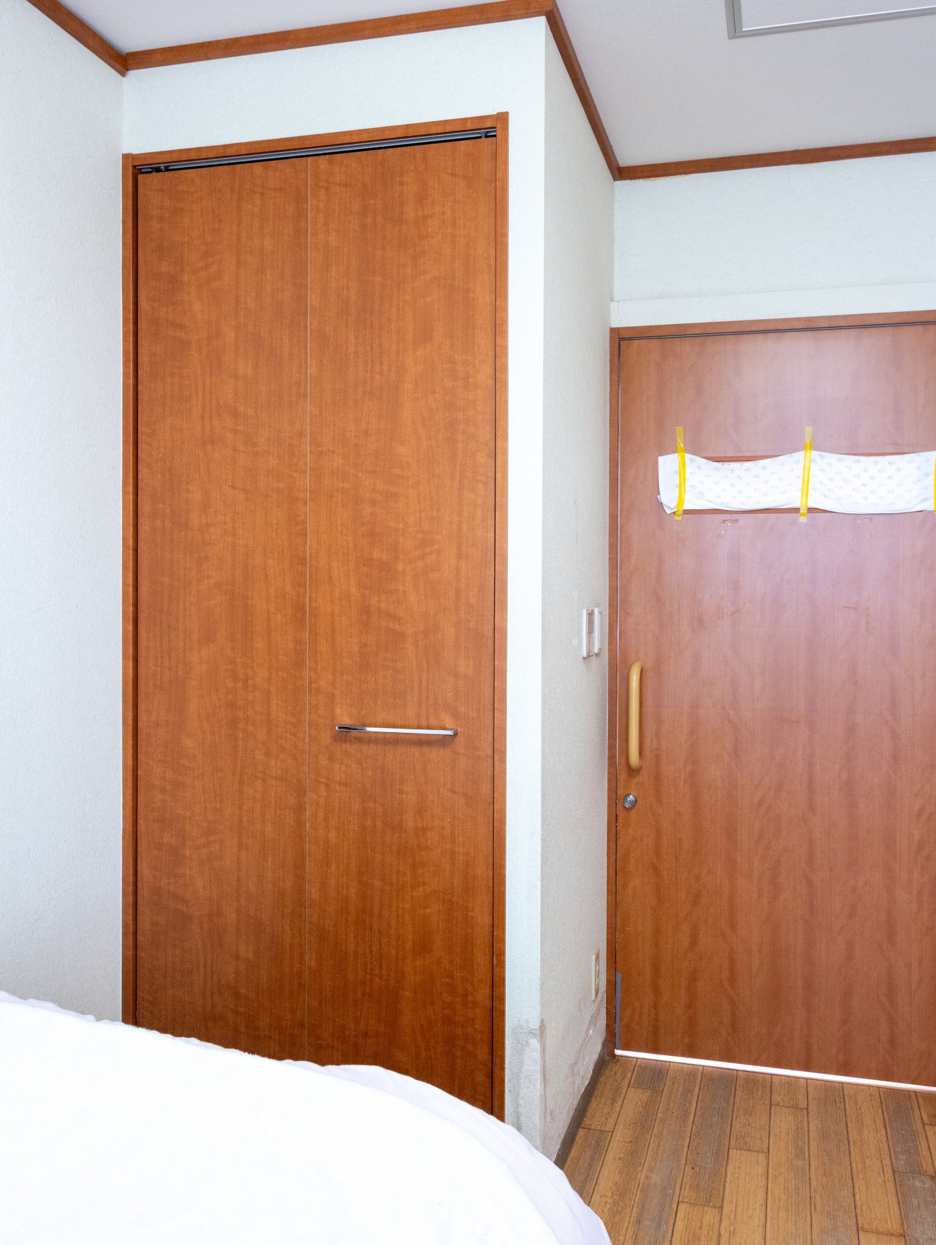 木製の扉とクローゼット