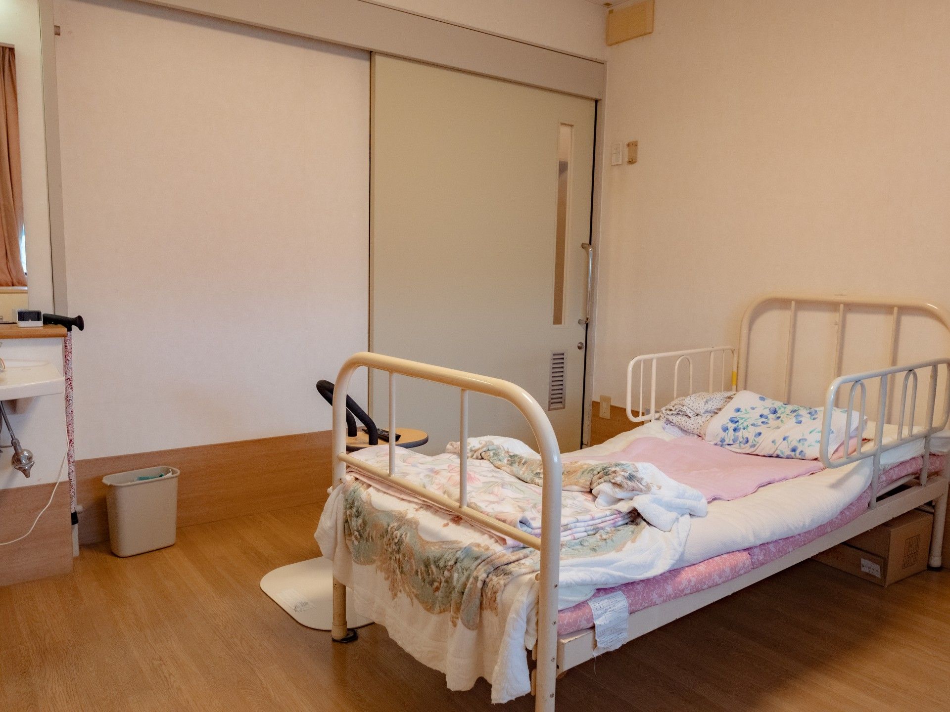 備え付けの柵のあるベッド