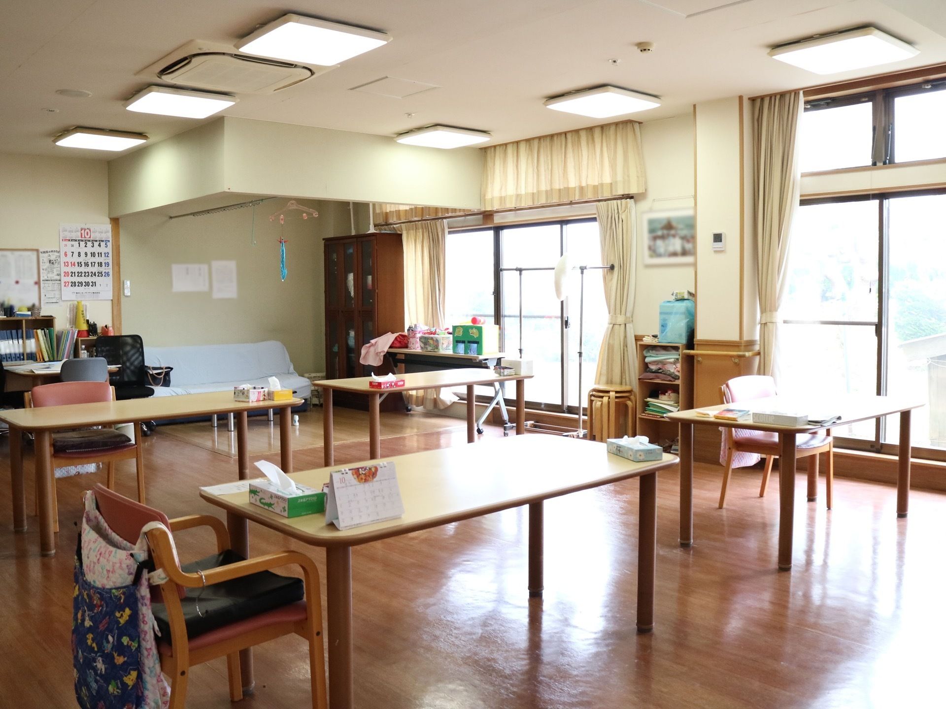 共有スペースは広々としており、テーブルが複数ゆとりをもって配置されている。居心地よく過ごすことができる。
