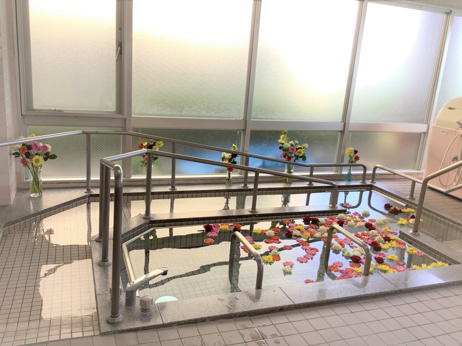 花が浮かぶ明るい浴室