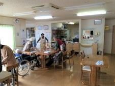 オールバリアフリーのグループホーム施設内。リビングルームに多くの人が集まっている