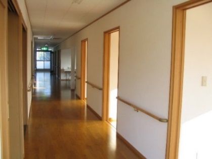 明るい廊下の風景