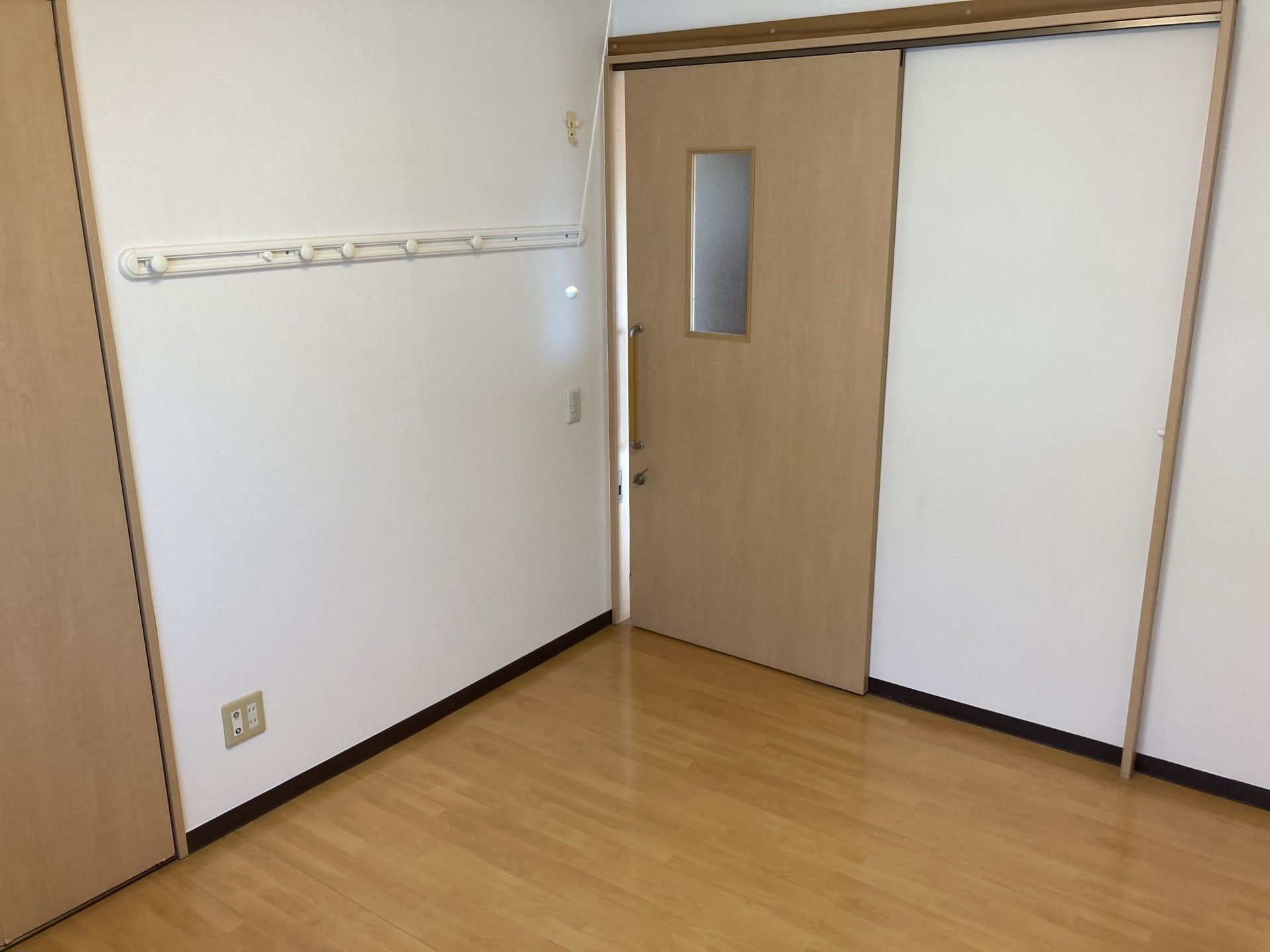 窓際の明るい部屋
