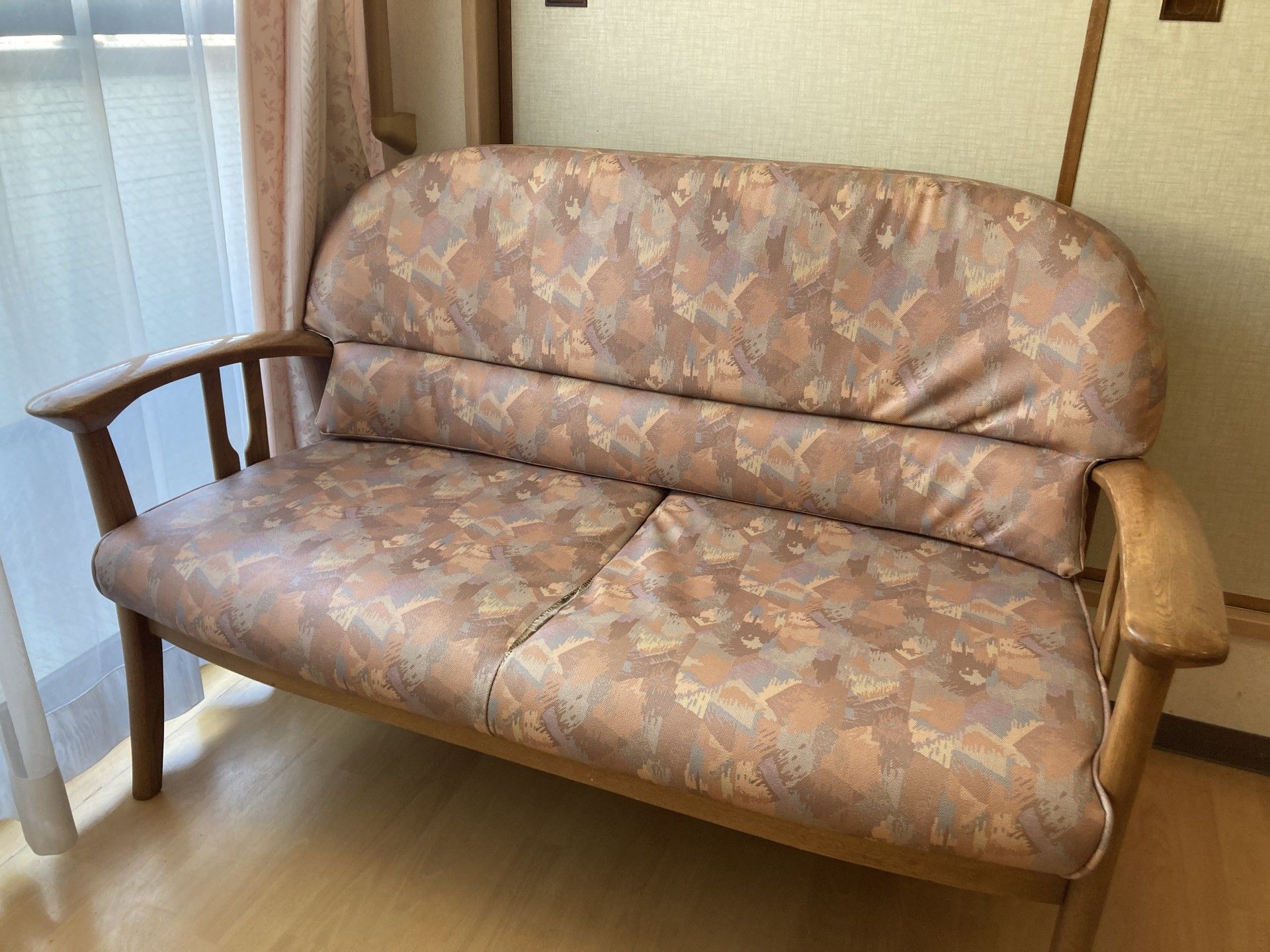 落ち着いた色合いのソファ