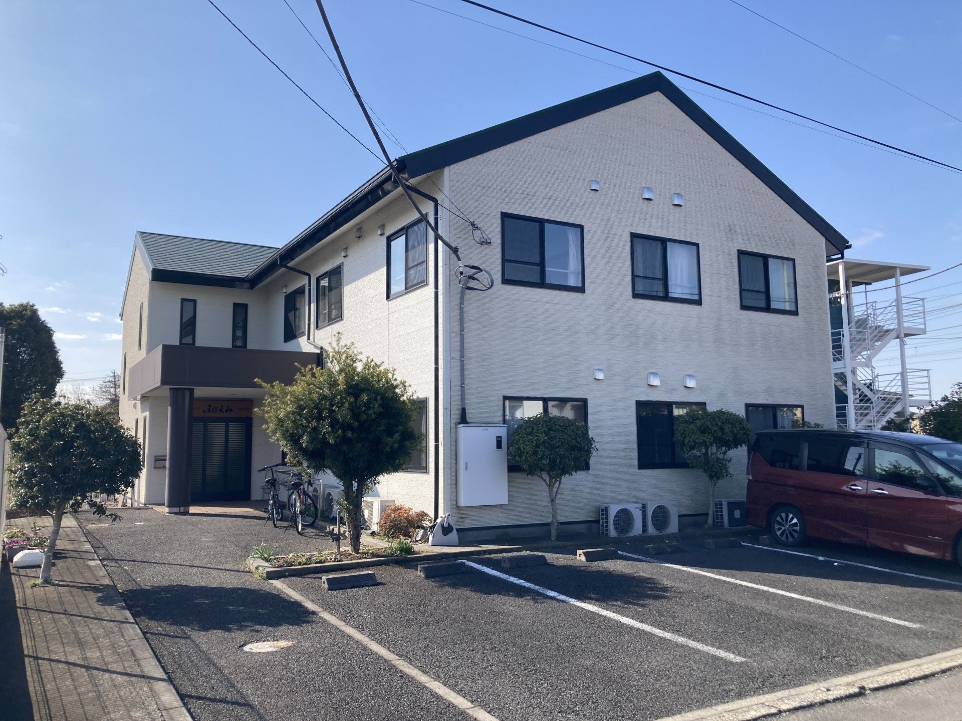 駐車場のある建物外観
