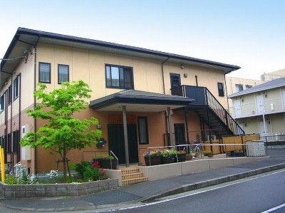 温かみのある外観の建物