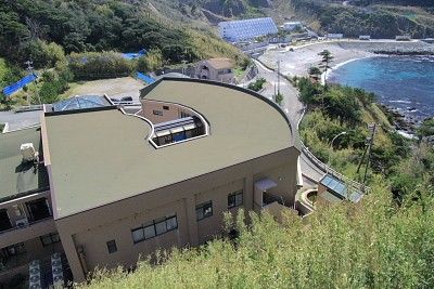 海を望む施設外観